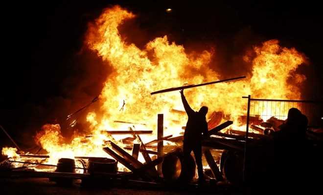 Pháp cấm tất cả các phương tiện giao thông trên đại lộ Champs-Elysee