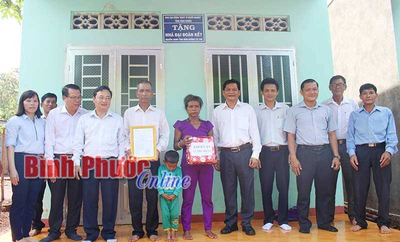 2 hộ dân khó khăn xã Phú Riềng được tặng nhà