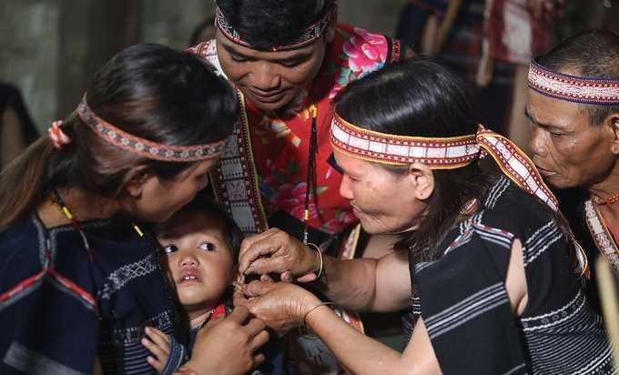 Lễ thổi tai - nghi thức đầu đời của người Ba Na