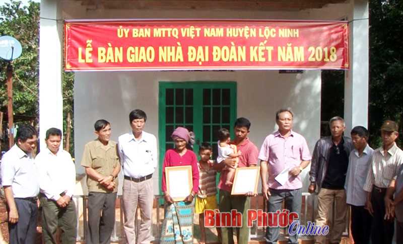 Lộc Ninh: Bàn giao 2 nhà đại đoàn kết