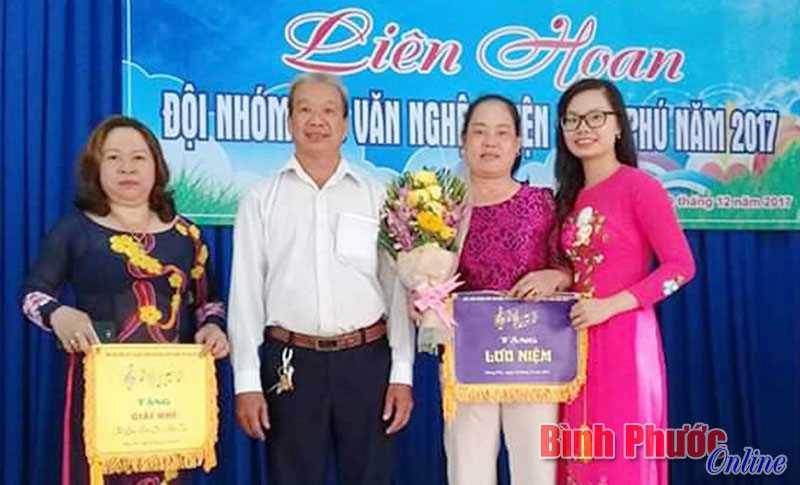 Nữ 9x m&ecirc; đờn ca t&agrave;i tử