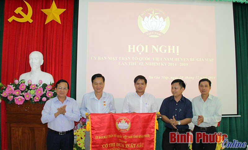 UBMTTQ huyện B&ugrave; Gia Mập được trao cờ thi đua xuất sắc năm 2018