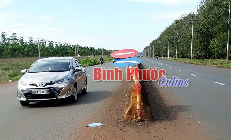 2 cụm biển b&aacute;o g&atilde;y đổ