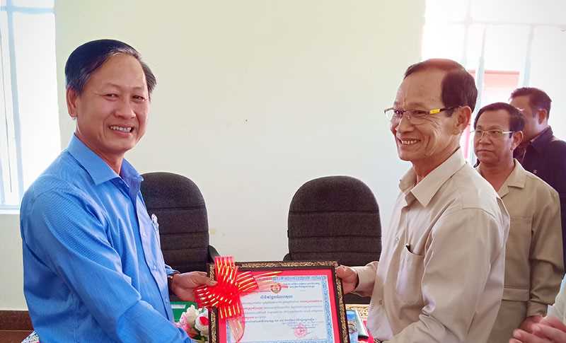 UBND 2 huyện B&ugrave; Đốp v&agrave; Keosima giao ban qu&yacute; 3