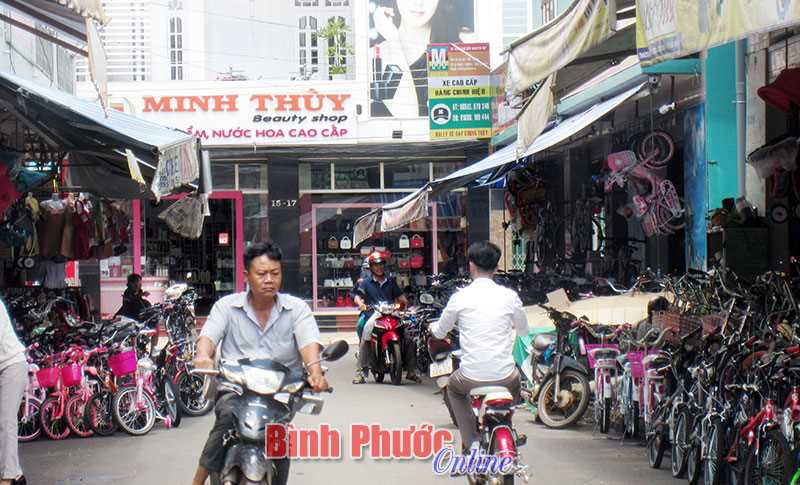 Buôn bán cả dưới lòng đường