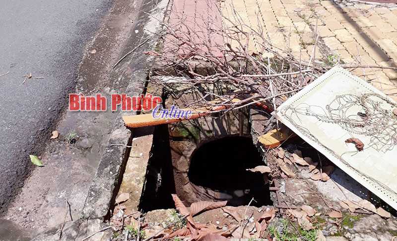 Bẫy nguy hiểm trên đường Nguyễn Văn Linh