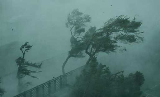 Bão xuống quá sâu, miền Nam rung rinh trước bão