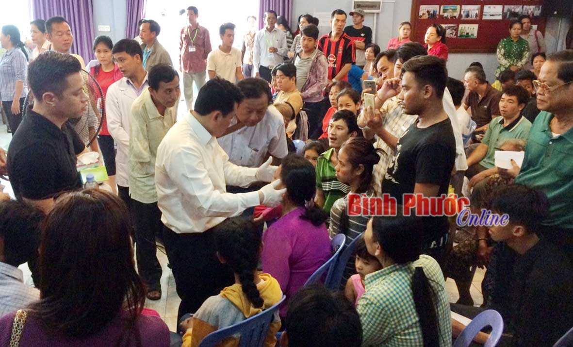 Khám, phục hồi chức năng cho người dân và cộng đồng người Việt tại Campuchia