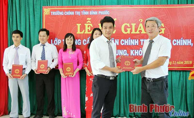 Bế giảng lớp trung cấp l&yacute; luận ch&iacute;nh trị - h&agrave;nh ch&iacute;nh kh&oacute;a 85