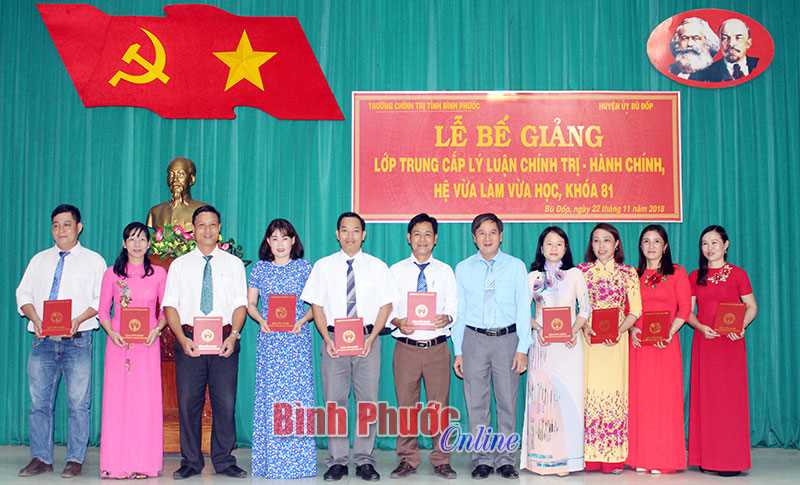 Khai giảng v&agrave; bế giảng lớp trung cấp ch&iacute;nh trị - h&agrave;nh ch&iacute;nh tại B&ugrave; Đăng, B&ugrave; Đốp