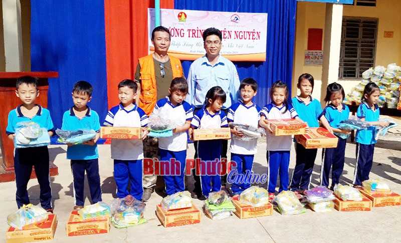 Diễn đàn Caravan Việt Nam tặng quà học sinh vượt khó tại Bình Phước