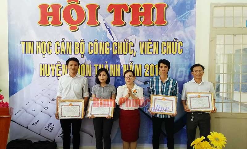Chơn Th&agrave;nh: 50 c&aacute;n bộ, c&ocirc;ng chức, vi&ecirc;n chức thi tin học