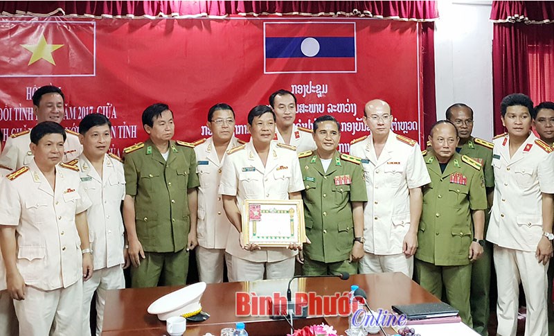 Ch&iacute;nh phủ L&agrave;o tặng C&ocirc;ng an B&igrave;nh Phước Hu&acirc;n chương Hữu nghị