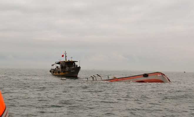 Tàu chở 2.300 tấn ximăng gặp nạn, 7 thuyền viên trôi dạt trên biển