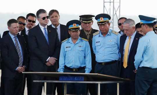 Việt Nam v&agrave; Hoa Kỳ tăng cường hợp t&aacute;c trong lĩnh vực quốc ph&ograve;ng