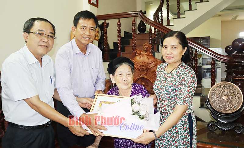 Đồng ch&iacute; Nguyễn Thị Bơn nhận Huy hiệu 70 năm tuổi Đảng