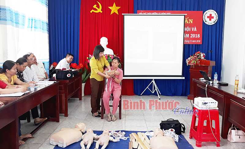 Đồng Xoài: Tập huấn kỹ năng sơ cấp cứu ban đầu