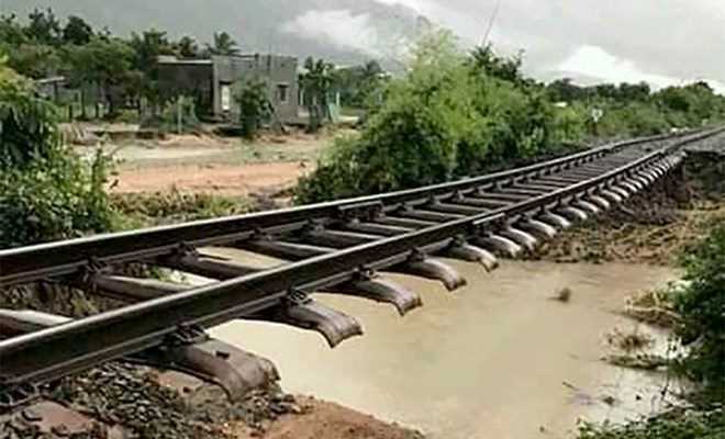 Chuyển tải gần 2.600 khách đi tàu do tuyến Bắc-Nam bị tê liệt