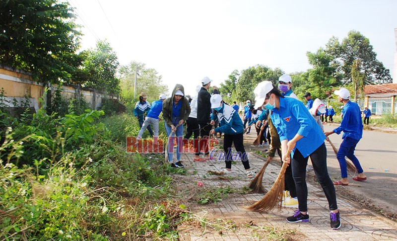 Đoàn trường THPT Dân tộc nội trú làm sạch lề đường