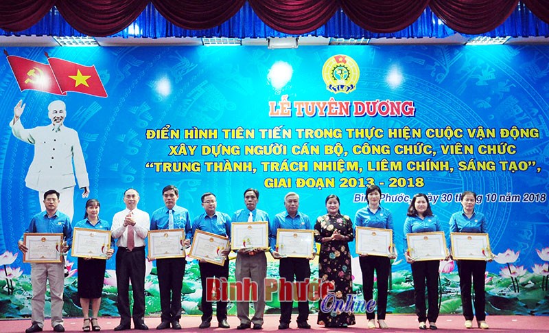 Tuy&ecirc;n dương 87 CBCCVC điển h&igrave;nh thực hiện cuộc vận động &ldquo;Trung th&agrave;nh, tr&aacute;ch nhiệm, li&ecirc;m ch&iacute;nh, s&aacute;ng tạo&rdquo;