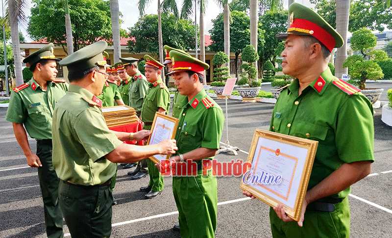 Khen thưởng đột xuất Công an huyện Bù Đốp