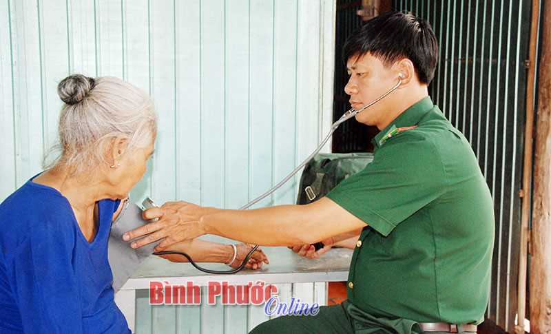 Nh&acirc;n vi&ecirc;n qu&acirc;n y tận tụy