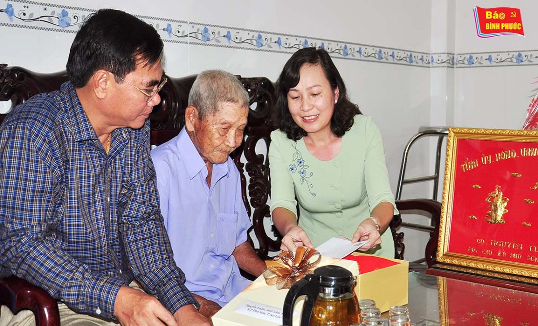 [Video] Lãnh đạo tỉnh thăm, tặng quà người cao tuổi ở Bình Long