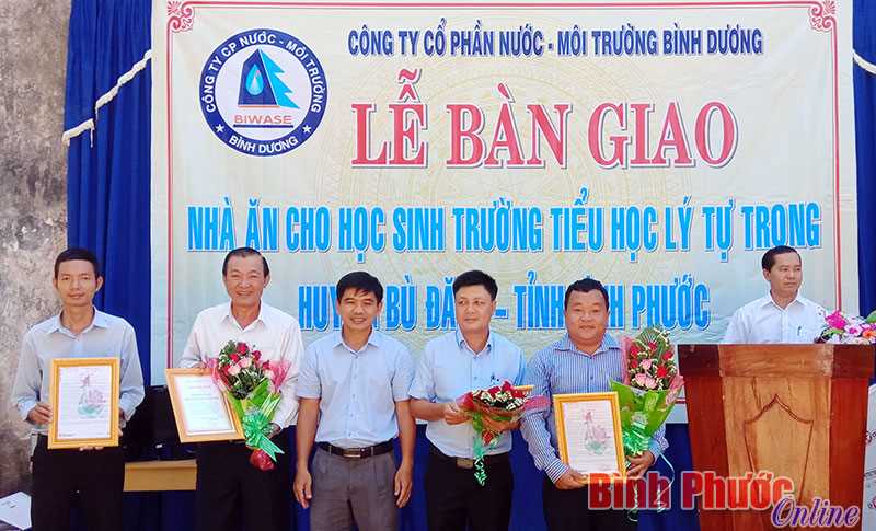 Bàn giao nhà ăn cho Trường tiểu học Lý Tự Trọng