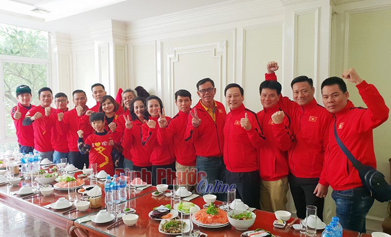 Cha mẹ và CĐV Bình Phước đã có mặt ở Mỹ Đình để cổ vũ cho Hồng Duy và đội tuyển Việt Nam