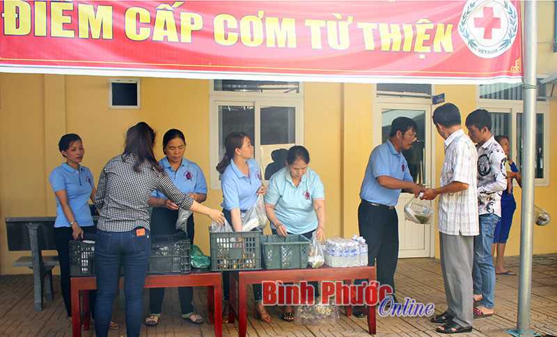 Những suất cơm ấm lòng người bệnh