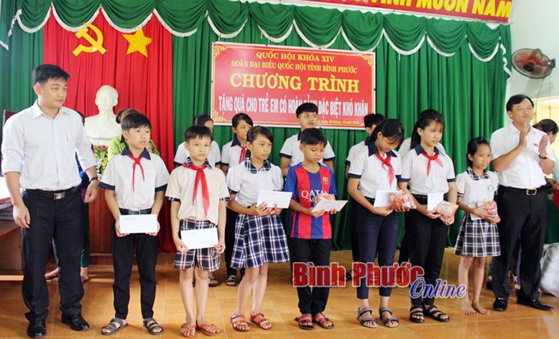 Đại biểu Quốc hội tỉnh tiếp x&uacute;c cử tri huyện Ph&uacute; Riềng