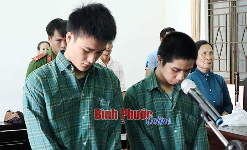 8 năm t&ugrave; cho 2 kẻ cướp t&agrave;i sản v&agrave; cố &yacute; g&acirc;y thương t&iacute;ch