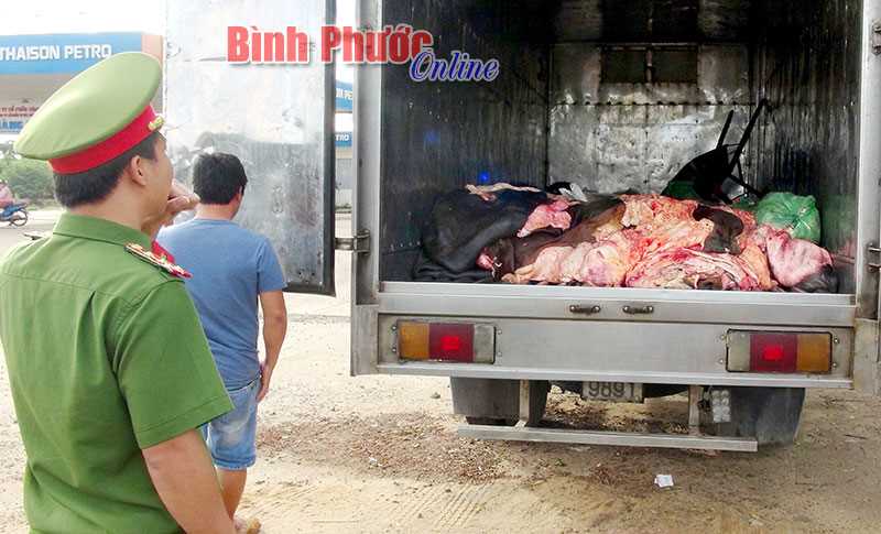 Ti&ecirc;u hủy 1,4 tấn sản phẩm động vật vi phạm an to&agrave;n vệ sinh thực phẩm