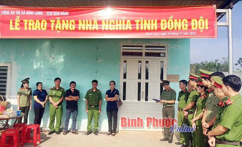 Bàn giao nhà nghĩa tình đồng đội