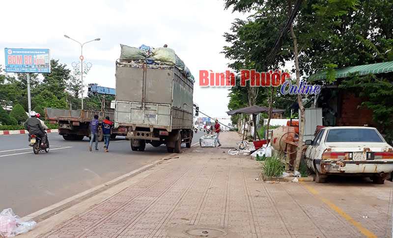 Bốc xếp phế liệu gây cản trở giao thông