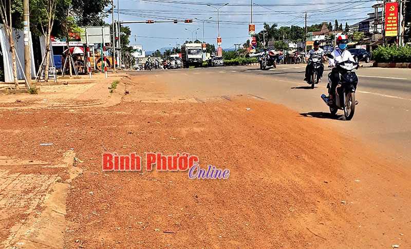 Đống đất cản trở giao thông