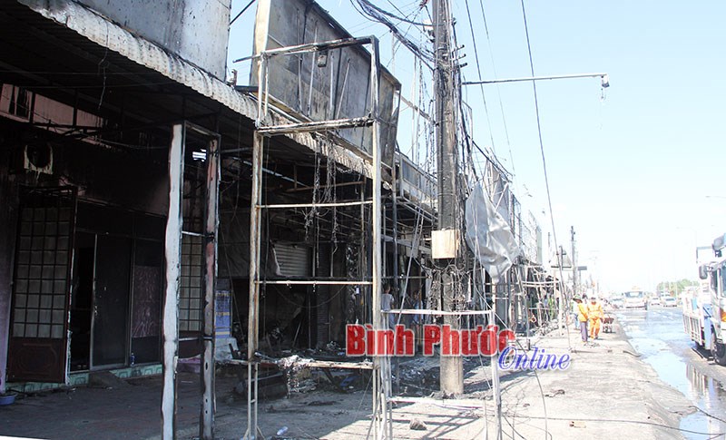 Cận cảnh hiện trường vụ nổ bồn xăng khiến 19 căn nhà hư hỏng và 6 người chết