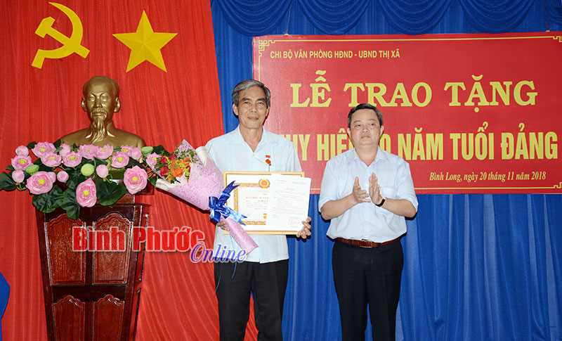 Đồng ch&iacute; Vũ Hồng Dương nhận Huy hiệu 30 năm tuổi Đảng