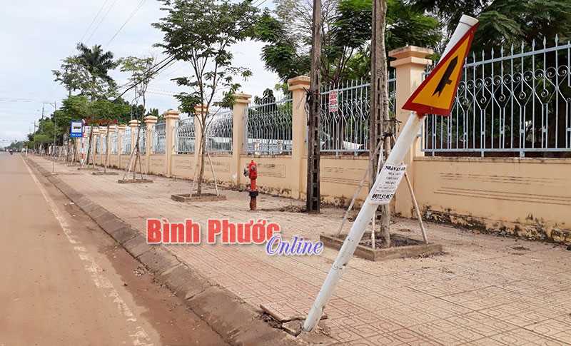 Biển báo giao thông sắp đổ