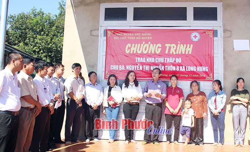 Bàn giao nhà chữ thập đỏ cho hộ khó khăn