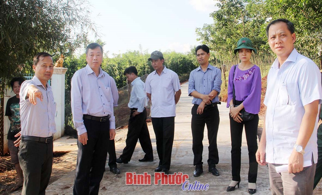 Lãnh đạo tỉnh kiểm tra xây dựng đường nông thôn mới tại Lộc Tấn