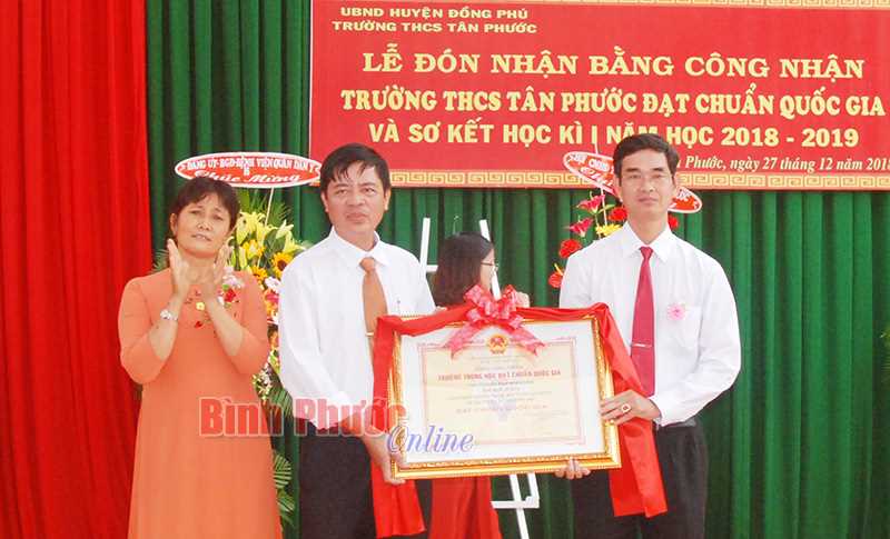 Trường THCS Tân Phước đón nhận bằng đạt chuẩn quốc gia 