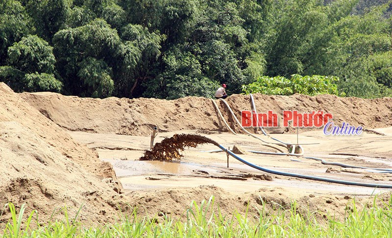 Tạm giữ 11 t&agrave;u khai th&aacute;c c&aacute;t tr&aacute;i ph&eacute;p