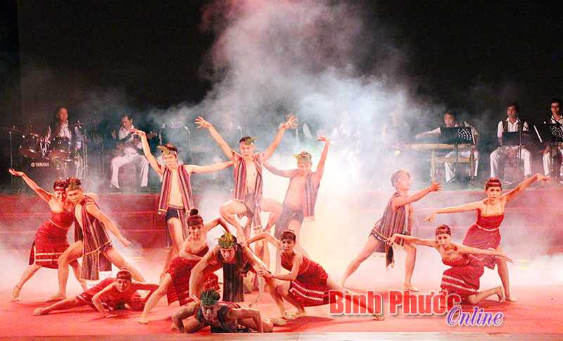 C&ocirc;ng diễn 14 tiết mục văn h&oacute;a nghệ thuật xuất sắc