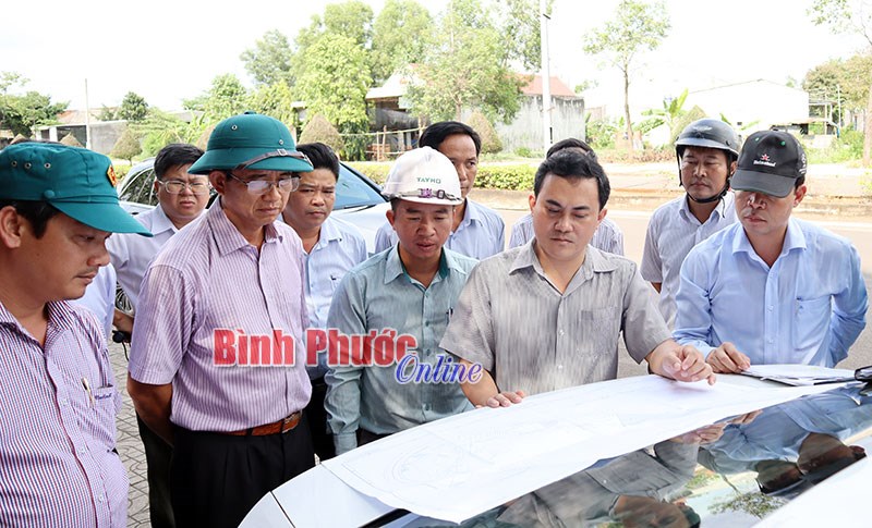 L&atilde;nh đạo TX. Đồng Xo&agrave;i kiểm tra Dự &aacute;n x&acirc;y dựng k&egrave; v&agrave; nạo v&eacute;t hồ Suối Cam