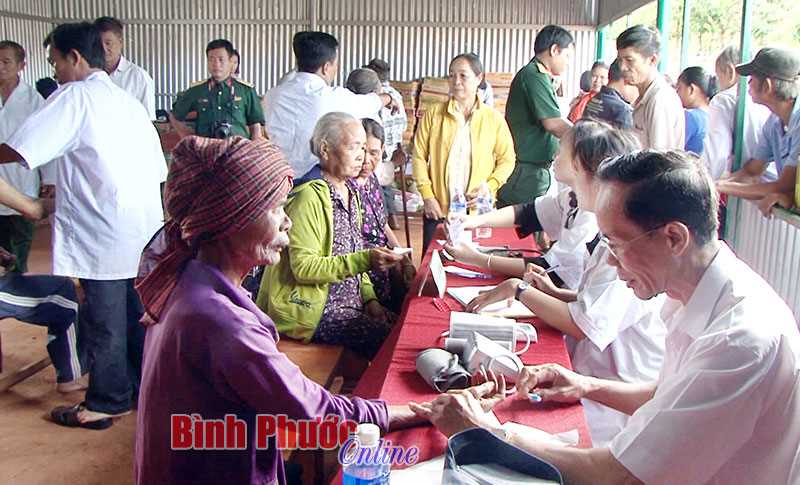 Đoàn Kinh tế - Quốc phòng 778: Khám bệnh, cấp thuốc, tặng quà tại Tiểu khu 119