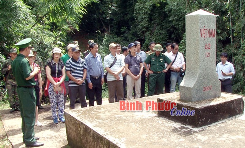 Đo&agrave;n thanh tra Bộ Ngoại giao thăm tuyến bi&ecirc;n giới B&ugrave; Gia Mập