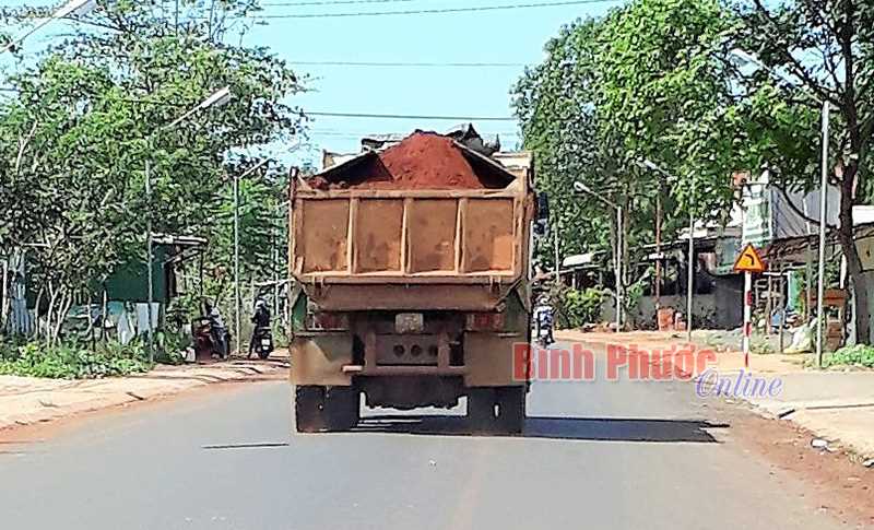 Xe ben gây ô nhiễm bụi