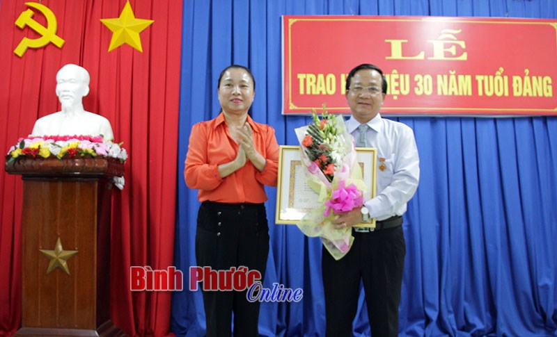 Chủ tịch UBMTTQVN tỉnh Nguyễn Quang Toản nhận Huy hiệu 30 năm tuổi Đảng