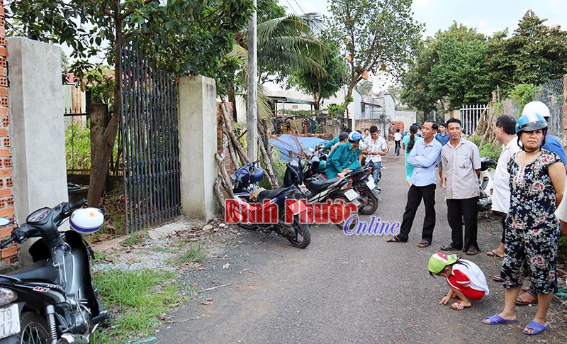 Con g&aacute;i đi l&agrave;m về ph&aacute;t hiện cha chết b&ecirc;n thư tuyệt mệnh